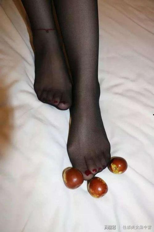 狂挠美黑色袜脚心视频,揭秘网络短视频的诱惑与风险
